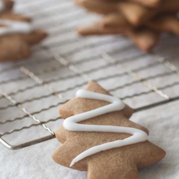 Traditional German gingerbread cookies on a cookie rack.