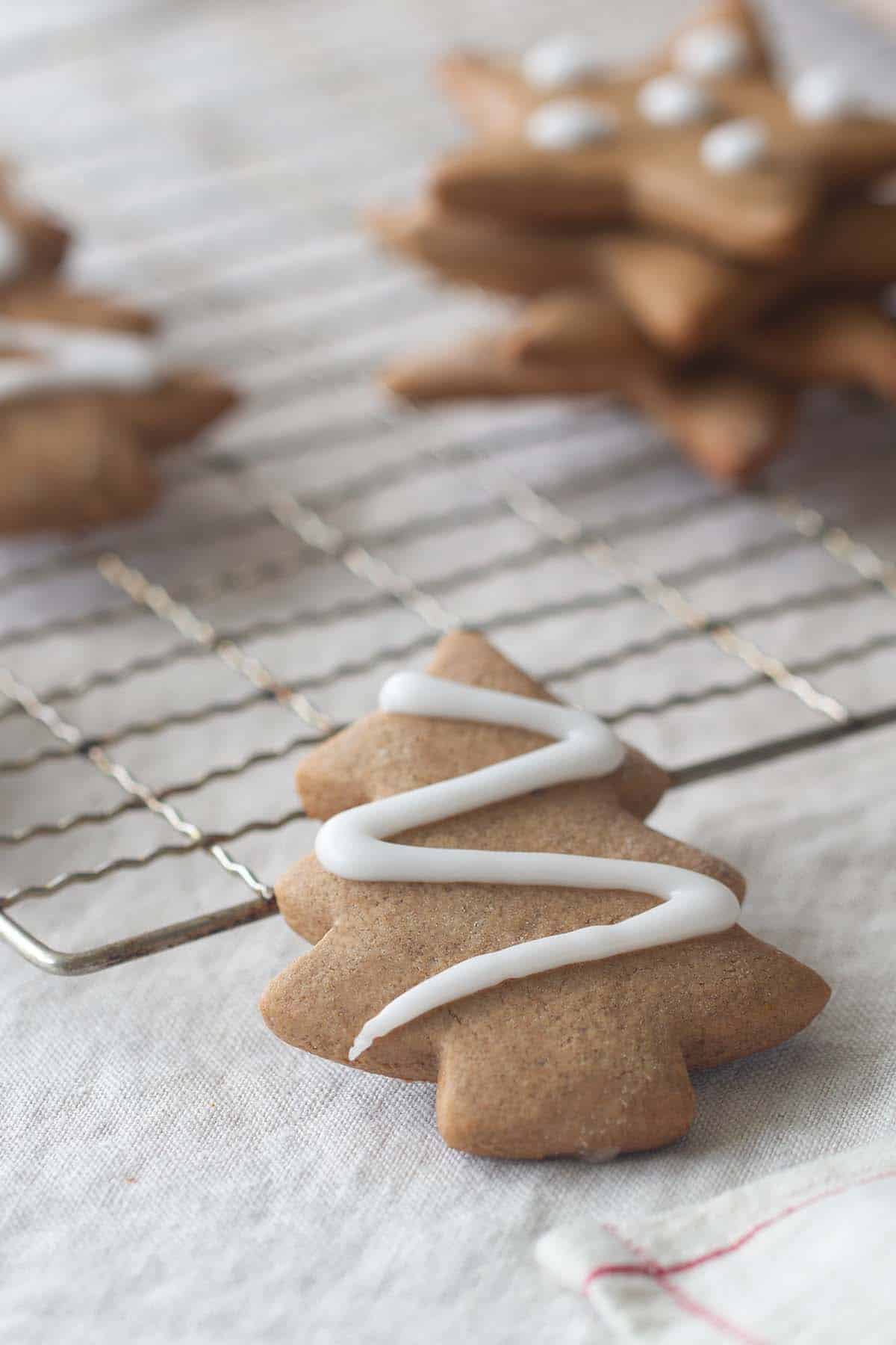 Traditional German gingerbread cookies on a cookie rack.